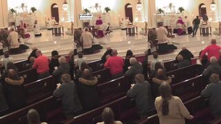 Guy bulrushes altar during prayer service, attacks priest