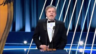 Mark Hamill's pants appear fall down while presenting an award