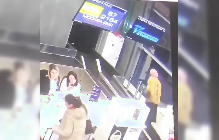 Elderly traveler mistakenly steps onto baggage conveyor, thinking it’s a travelator
