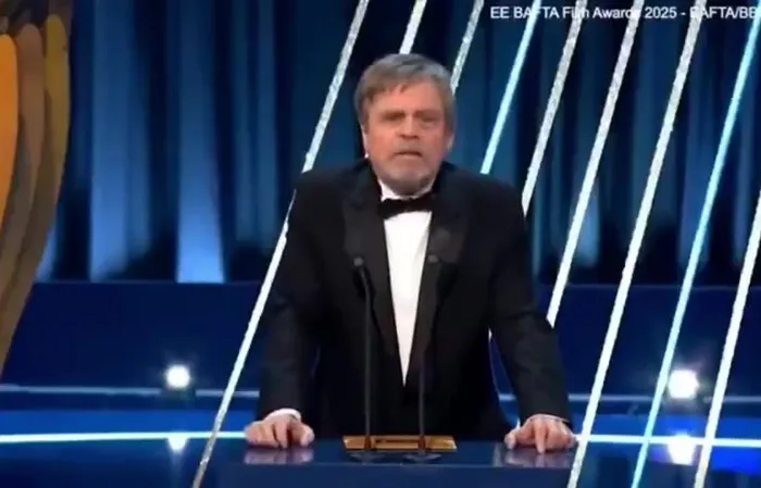 Mark Hamill's pants appear fall down while presenting an award