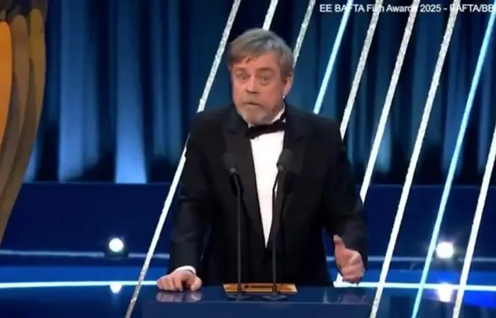 Mark Hamill's pants appear fall down while presenting an award