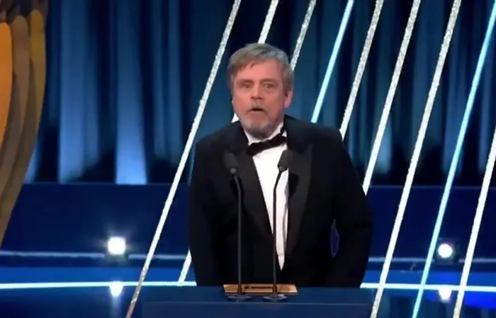 Mark Hamill's pants appear fall down while presenting an award