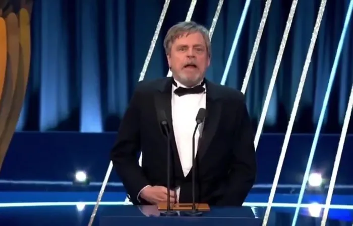 Mark Hamill's pants appear fall down while presenting an award