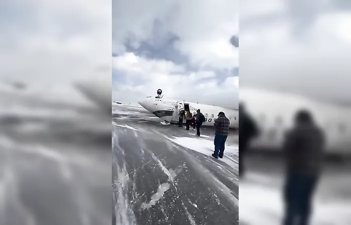 Passengers walk on ceiling to exit upside-down Delta plane that filpped over