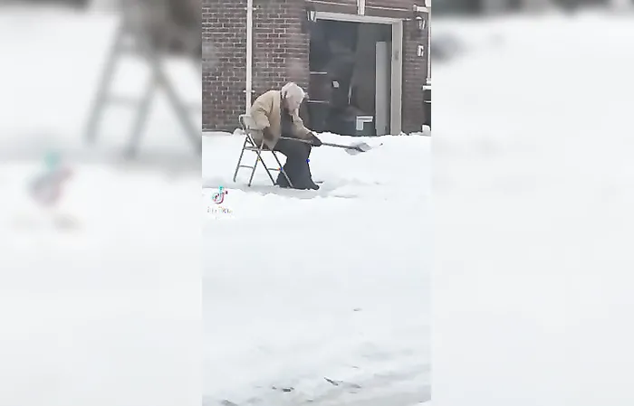 Woman records old man shoveling snow instead of helping him