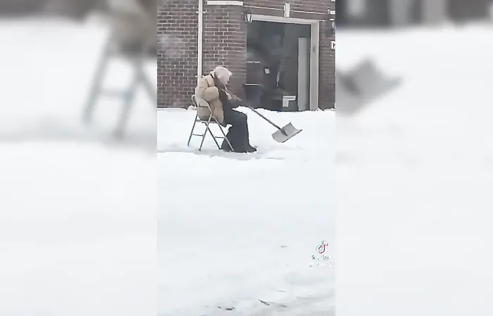 Woman records old man shoveling snow instead of helping him