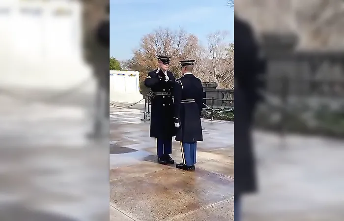 Guard at the Tomb of Unknown Soldier gives people the chills