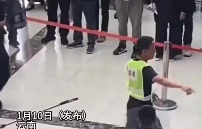 Good guy does impressive move to take down bad guy