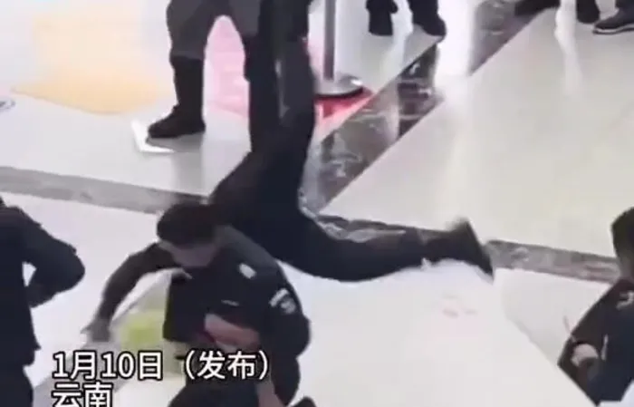 Good guy does impressive move to take down bad guy