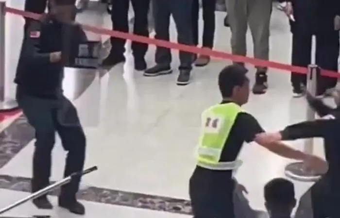 Good guy does impressive move to take down bad guy