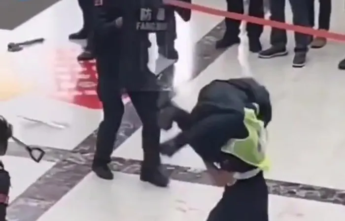 Good guy does impressive move to take down bad guy