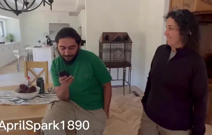 Woman finds phone of alleged Syrian migrant, reveals what's on it