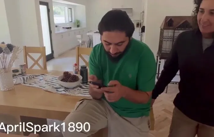 Woman finds phone of alleged Syrian migrant, reveals what's on it