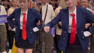Cosplayer does Trump Dance at anime convention in Japan