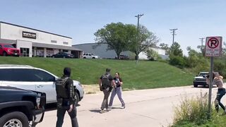 Bystanders try stopping ICE from taking detainees