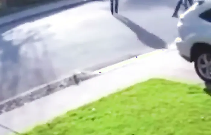 Black dude squeals like a piggy when robbery goes wrong