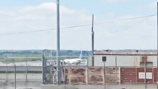 United Airlines Boeing 767 hits Bakery Truck and light pole in Newark, NJ