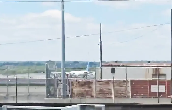 United Airlines Boeing 767 hits Bakery Truck and light pole in Newark, NJ