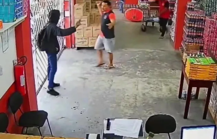 Thug robber swarmed by workers with machetes