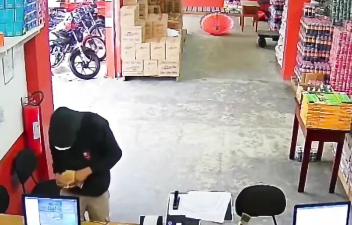 Thug robber swarmed by workers with machetes