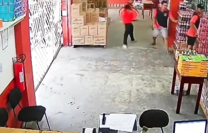 Thug robber swarmed by workers with machetes