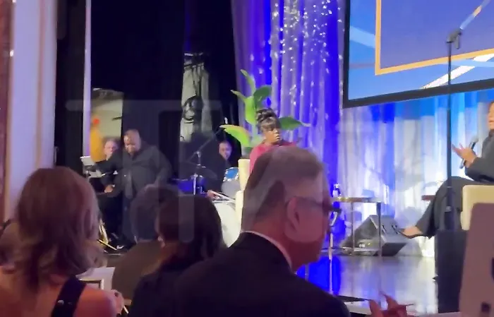 Saxophonist falls asleep on stage while Kamala speaks