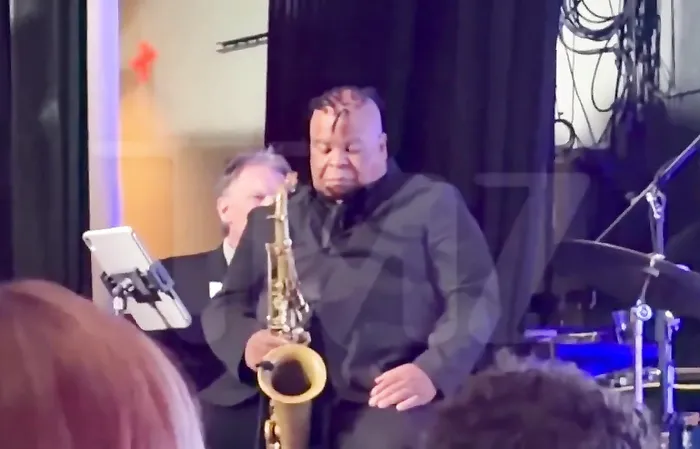 Saxophonist falls asleep on stage while Kamala speaks