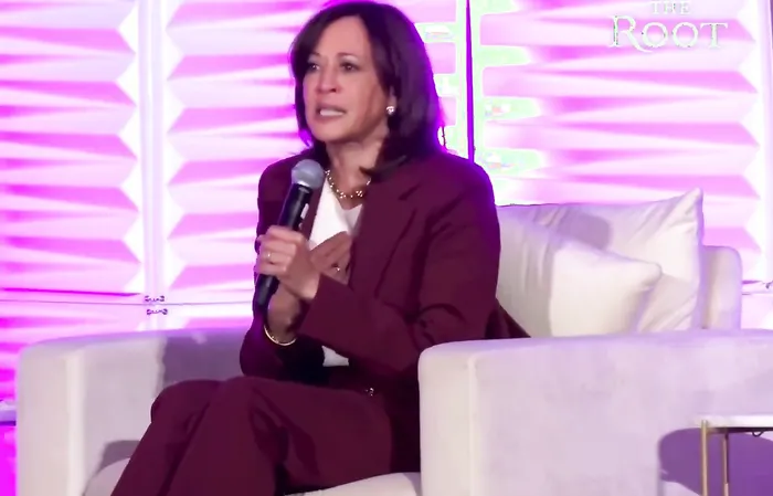 Kamala Harris sounds drunk on stage