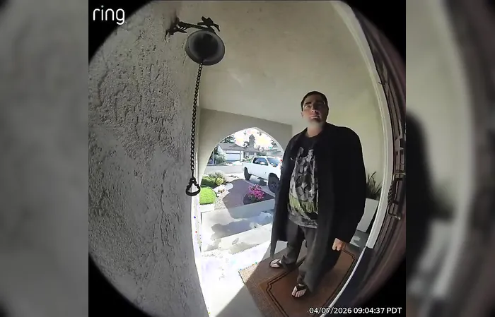 Crazed Lunatic caught on Ring Camera