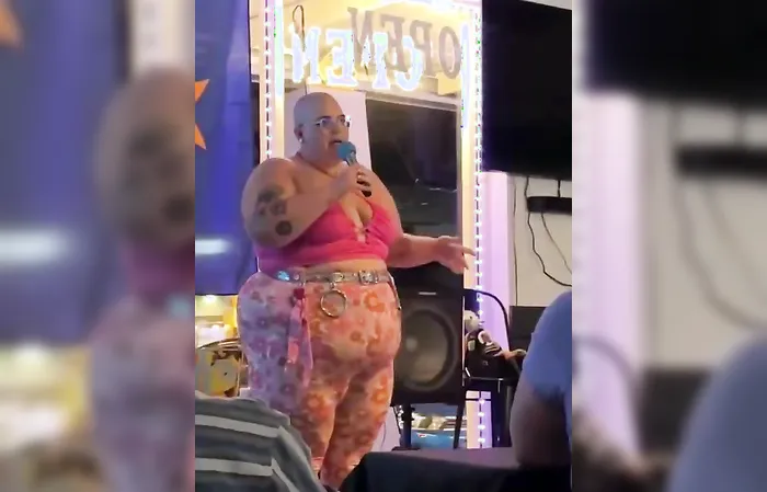Trans non-binary ‘comedian’ and body positivity activist tries to make jokes