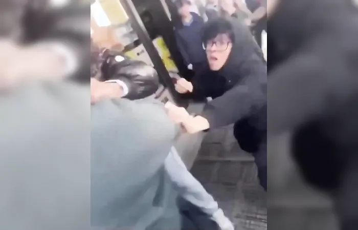 Young hoodlums assault elderly man