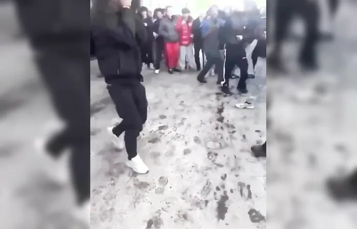 Young hoodlums assault elderly man
