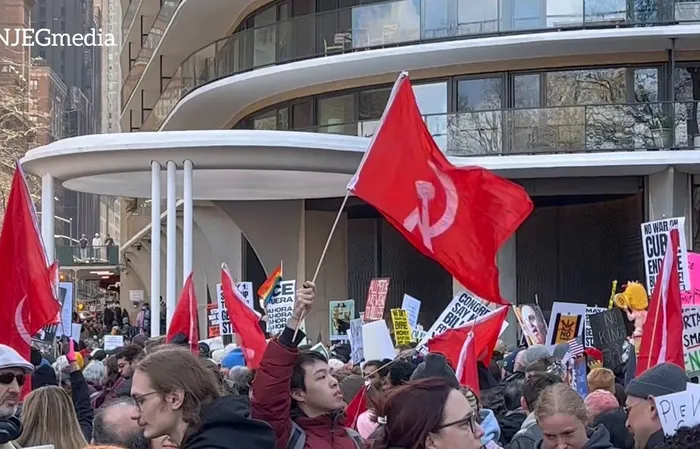 No Kings protesters waving COMMUNIST flags seems a bit hypocritical