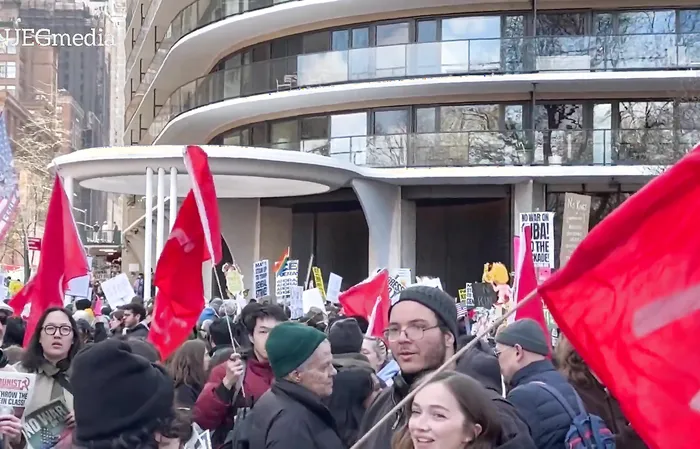 No Kings protesters waving COMMUNIST flags seems a bit hypocritical