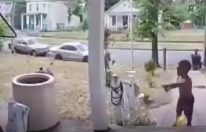 Mom caught raising a toddler porch pirate on door cam