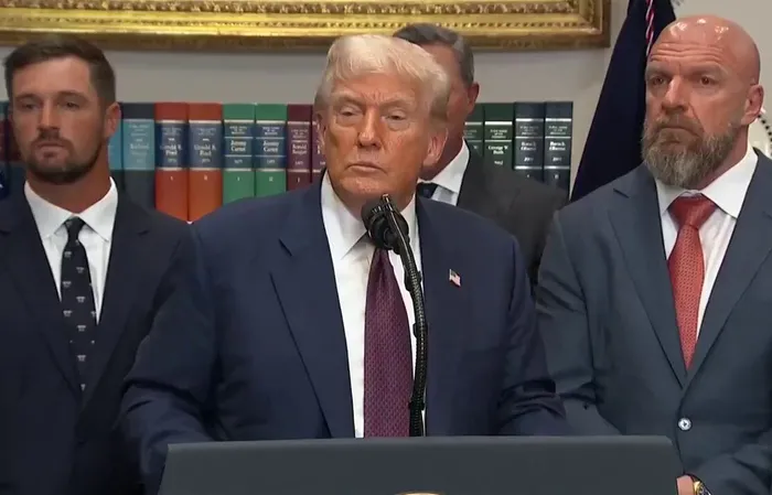 Trump mocks media TO THEIR FACES