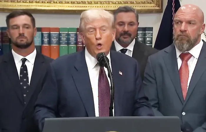 Trump mocks media TO THEIR FACES