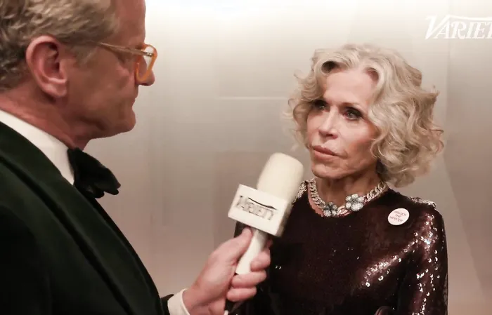 Jane Fonda becomes bumbling mess during interview at Oscars