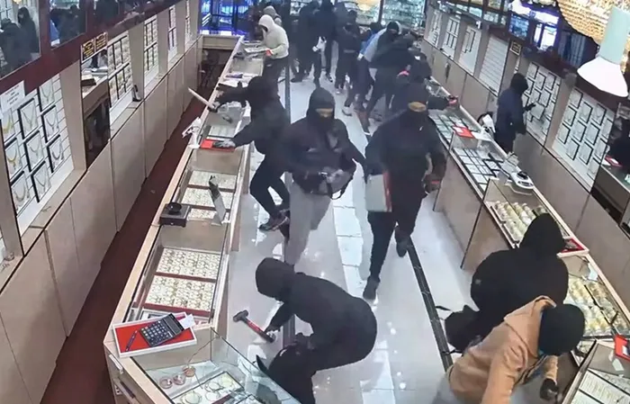 Mob of thugs loot a jewelry store in a minute, which is easier than getting a job