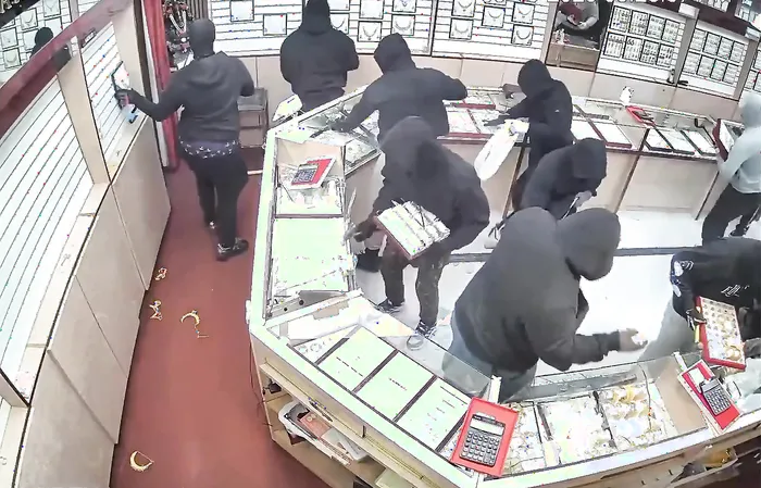 Mob of thugs loot a jewelry store in a minute, which is easier than getting a job