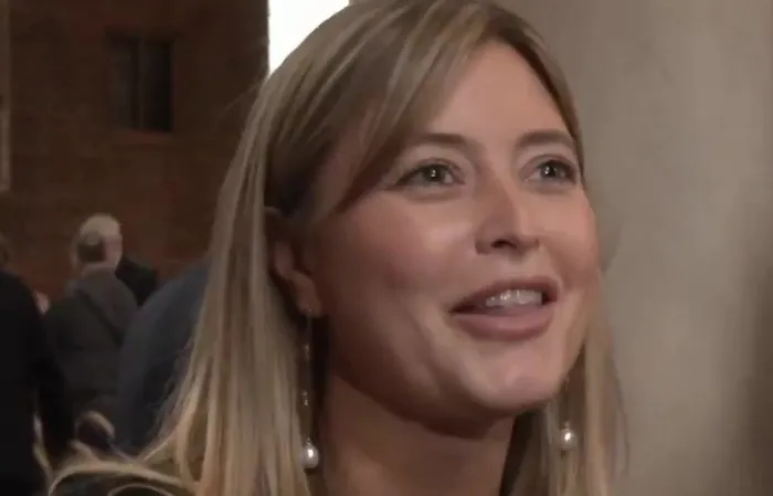 Holly Valance says everyone starts out as a lefty, then sees how crazy they are