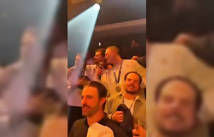 Men's USA hockey team sings National Anthem at Miami nightclub