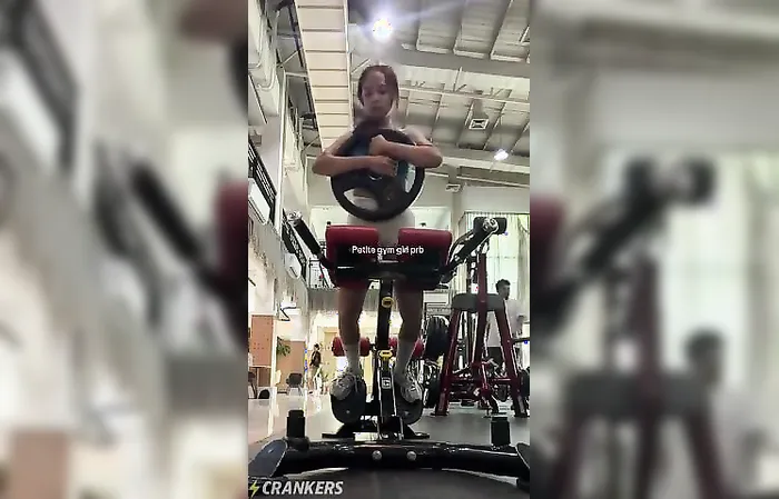 Gym girl shows her form