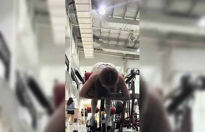 Gym girl shows her form