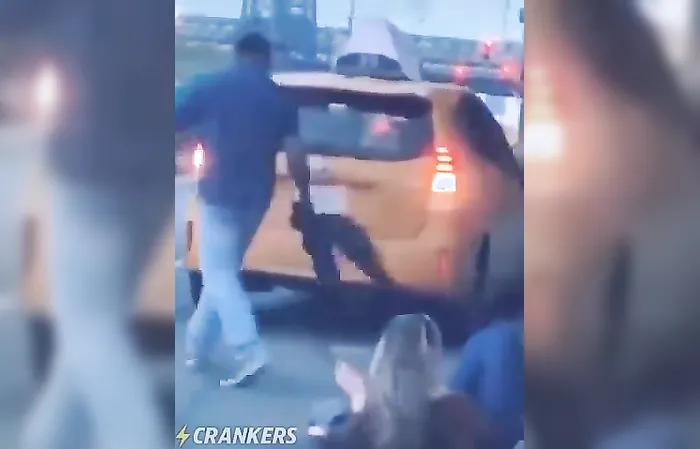 Taxi Driver Knocks out woman who refused to pay fare