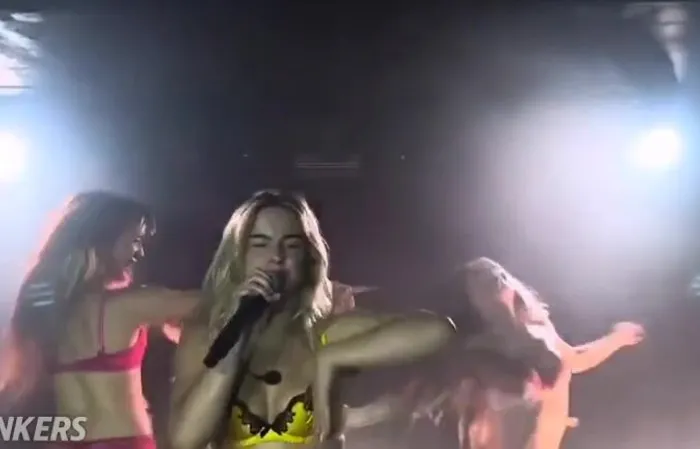 Make hot girls singing great again
