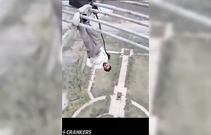 Alex Honnold got paid 500k by Netflix to scale a skyscraper, but some dude in India did this for free