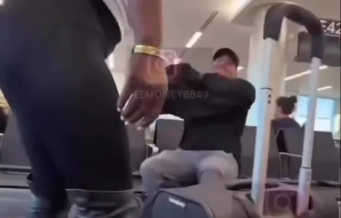 Lunatics unhinged at the airport never fails to be funny