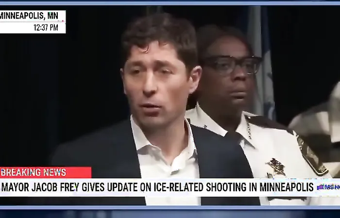 Jimmy Kimmel makes a total fool of himself, how long will they let him do this?