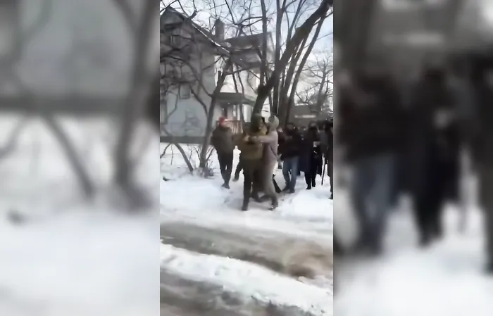 Liberal tries to steal weapon from federal agent, then FINDS OUT